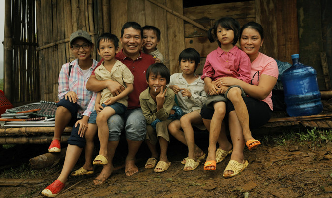 Đạo diễn Lương Đình Dũng và lũ trẻ trong “Cha cõng con” quay tại Hà Giang. Ảnh: Ngọc Sơn