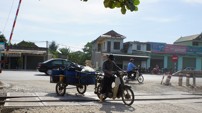 Điểm đường ngang nối ra Quốc lộ 1 đoạn qua huyện Nghi Lộc - Nghệ An. Ảnh: Sỹ Lực