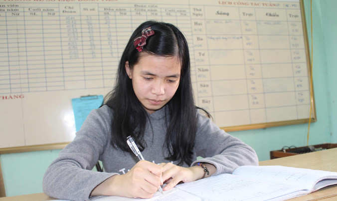 Vượt qua hoàn cảnh khắc nghiệt cuộc đời, Nhi vươn lên học rất giỏi. Ảnh: H.T