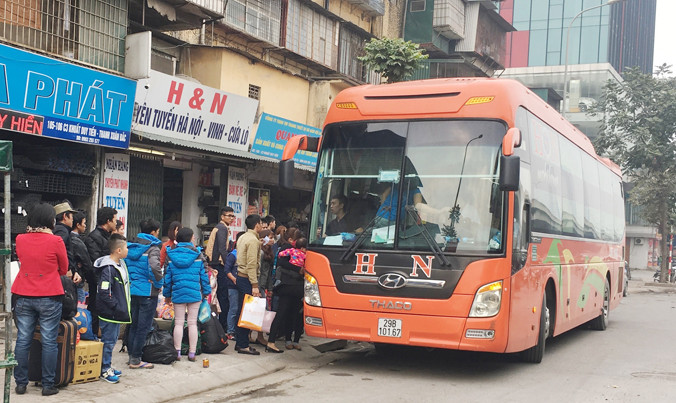 Điểm đón khách của nhà xe H&N trên đường Khuất Duy Tiến ngay cạnh chốt CSGT Hà Nội và trụ sở Thanh tra giao thông, nhưng vẫn tồn tại lâu nay. Ảnh: AT