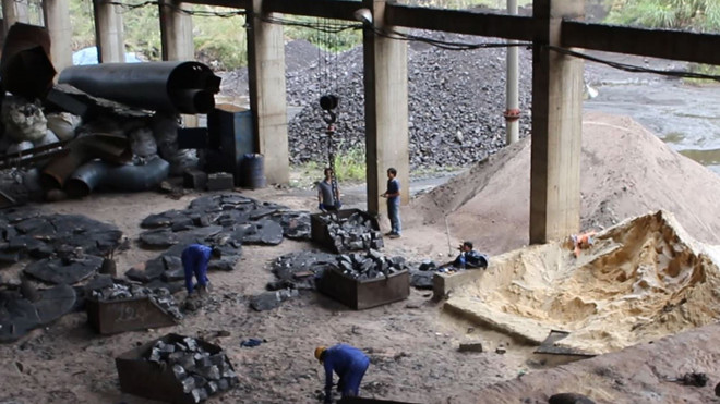 Dù cơ quan chức năng yêu cầu đóng cửa, nhà máy vẫn hoạt động gây ô nhiễm môi trường.