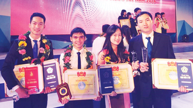 Phước Long (ngoài cùng bên phải) tại đêm vinh danh “Sinh viên 5 tốt” tại TP Hồ Chí Minh vừa qua.