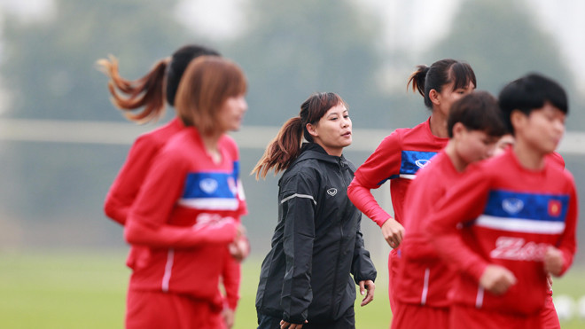 Trợ lý HLV Văn Thị Thanh (giữa) và các tuyển thủ nữ vẫn miệt mài tập luyện cả trong “ngày đặc biệt” của một nửa thế giới. Ảnh: VSI