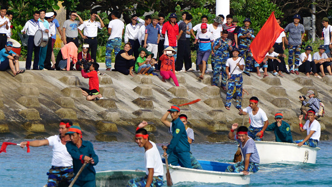 Đua chèo thuyền thúng ở âu tàu đảo Sinh Tồn, xã Sinh Tồn
