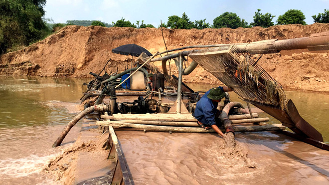 Cát tặc lộng hành trên sông Lục Nam đoạn xã Phượng Sơn, Lục Ngạn, Bắc Giang năm 2016. Ảnh: Đức Toàn