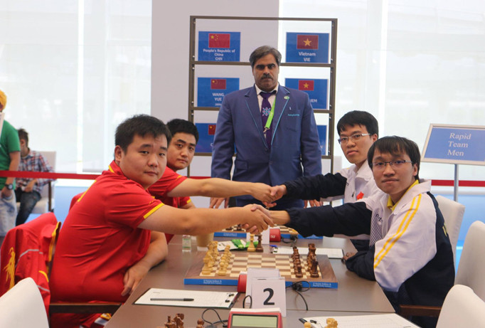 Quang Liêm - Trường Sơn (phải) đối đầu cặp kỳ thủ Trung Quốc ở chung kết nội dung cờ nhanh AIMAG 2017.