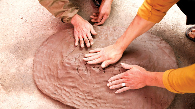 Khi vào cuộc chơi, các pháo thủ giẫm lên miếng đất cho thành hình bầu dục rồi sau đó dùng tay nặn. Ảnh: Lê Bích