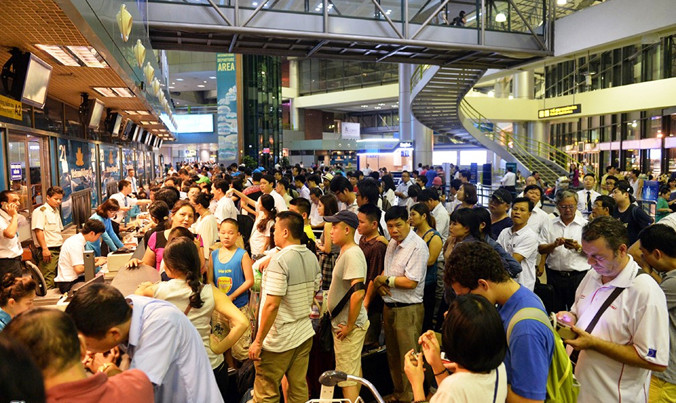 Hành khách đông nghẹt chờ làm thủ tục bay tại cảng hàng không quốc tế Tân Sơn Nhất. Ảnh: PV