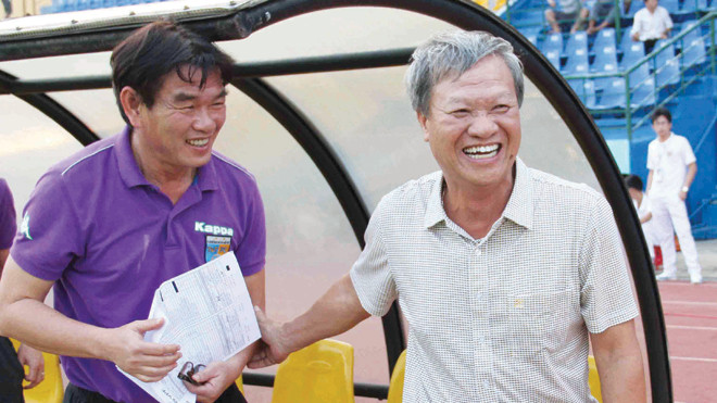 HLV Lê Thụy Hải (phải) được cựu HLV ĐTVN Calisto nể trọng về tài cầm quân và khả năng chuyên môn cao. Ông Calisto cũng đánh giá cao năng lực HLV Phan Thanh Hùng (trái). Ảnh: VSI