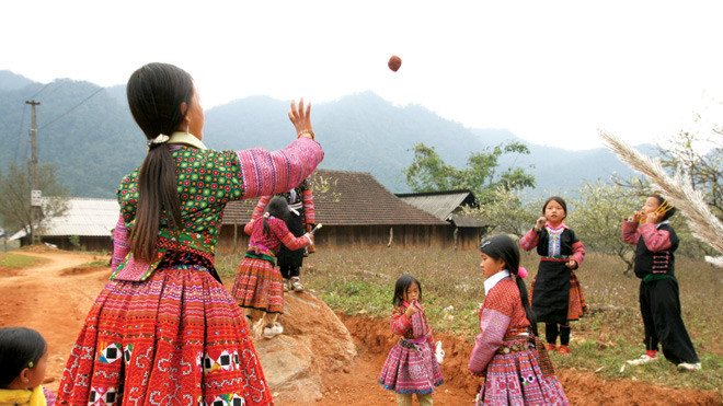 Trò chơi được diễn ra ở những khu đất rộng, người chơi được chia làm hai bên. Khoảng cách hai đội cách nhau khoảng 5 - 7m. Tài khéo léo của người ném pao là không để cho pao rơi xuống đất. Họ ném đến khi nào thấy nhắm mắt lại cũng có thể bắt được quả pao 