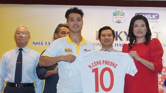 Công Phượng nhận áo đấu mới từ nhà tài trợ VPMilk. Ảnh: VSI