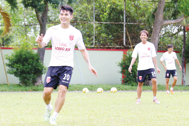 Đội trưởng Huỳnh Quang Thanh vẫn tỏ ra vui vẻ trong buổi tập sáng 21/2 tại Bến Lức, Long An, trước khi nhận án phạt nặng từ Ban kỷ luật VFF. Ảnh: T.Vũ