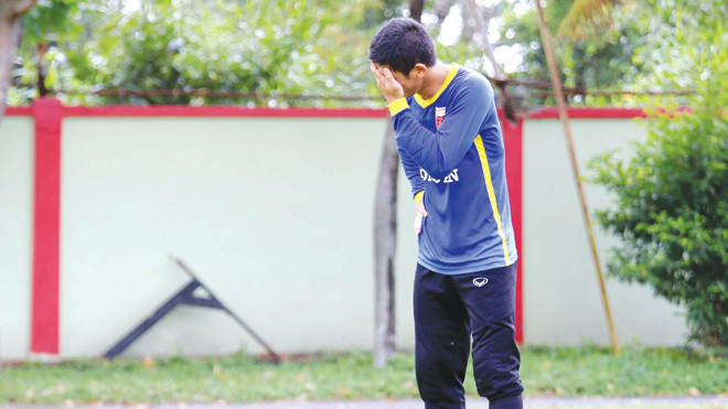 Thủ môn Minh Nhựt sốc trước viễn cảnh sớm từ giã sự nghiệp thi đấu. Ảnh: VSI
