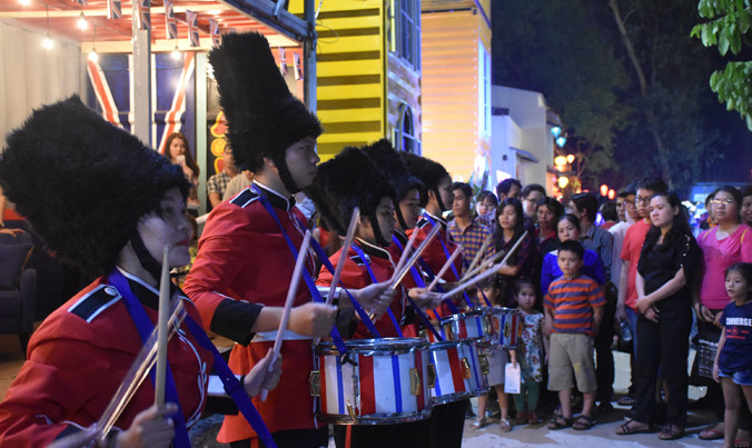 Không gian vui chơi giải trí bằng container thu hút rất nhiều bạn trẻ đến tham quan mỗi đêm.