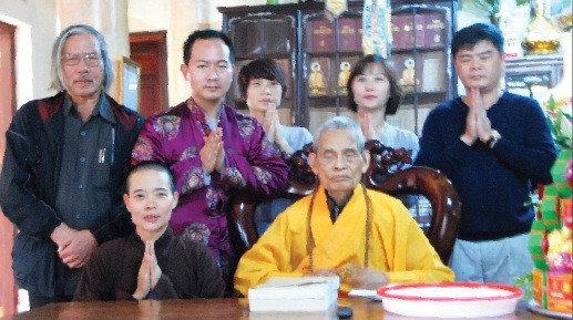 Hòa thượng Thích Phổ Tuệ và nhà sư Thích Đàm Vân (hàng trước)