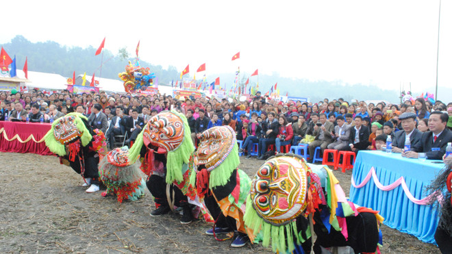 Đội kỳ lân ra mắt chào khán giả. Ảnh: Hà Anh