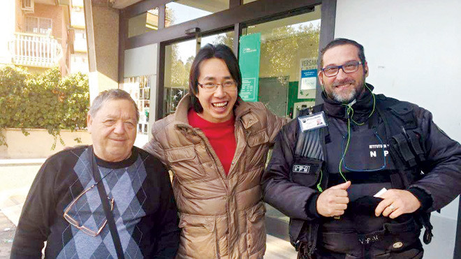 Ông Angelo Pitruzziella, tác giả, và anh Alfredo Anatriello - một cổ động viên cuồng nhiệt của Napoli.