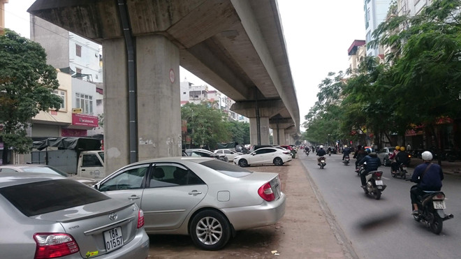 Trông xe trái phép dưới cầu đường sắt Cát Linh-Hà Đông