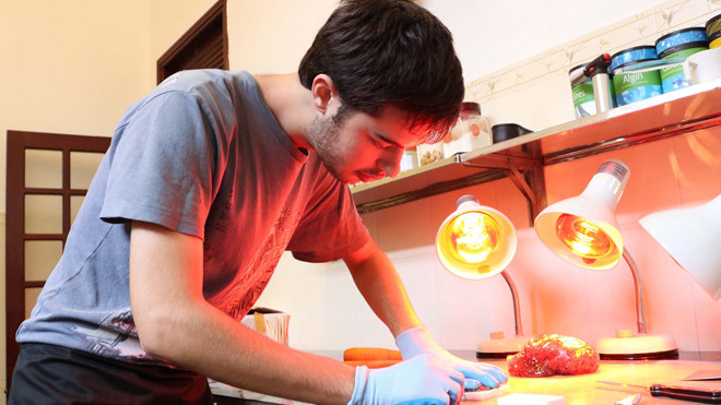 Victor tỉ mẩn làm từng viên kẹo. Ảnh: Tiên Lê