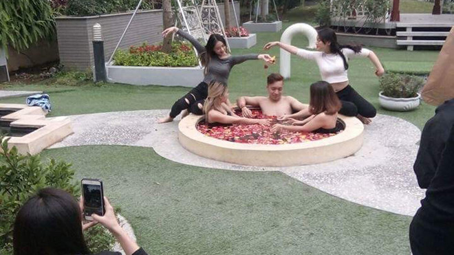 Cảnh “lạc trôi” trong bồn nước giữa sân trường.