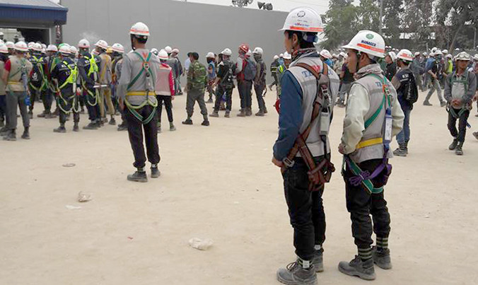 Xảy ra xô xát giữa hàng trăm công nhân với bảo vệ tại công trường nhà máy Samsung Display Việt Nam (ở Khu công nghiệp Yên Phong, Bắc Ninh). (Ảnh công nhân cung cấp)