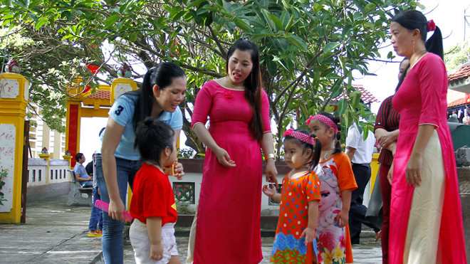 Người dân đảo Sinh Tồn chuẩn bị vào lễ chùa.