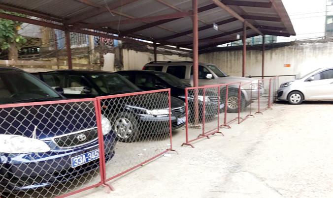 Những chiếc xe công biển xanh tại Sở LĐ-TB&XH Hà Nội “nằm chuồng” để bàn giao cho thành phố