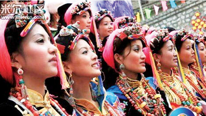 Các cô gái Tra-bê trong trang phục lễ hội