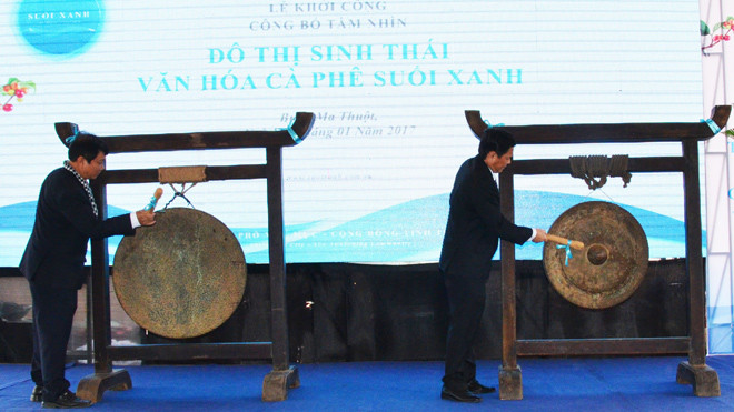 Đại diện lãnh đạo tỉnh và Công ty Cổ phần đầu tư Trung Nguyên đánh cồng khởi công.