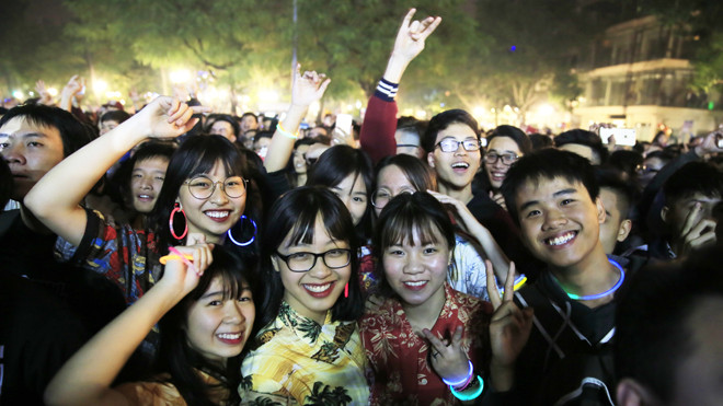 Các bạn trẻ đón năm mới 2017 tại Nhà Hát Lớn Hà Nội. Ảnh: Hồng Vĩnh