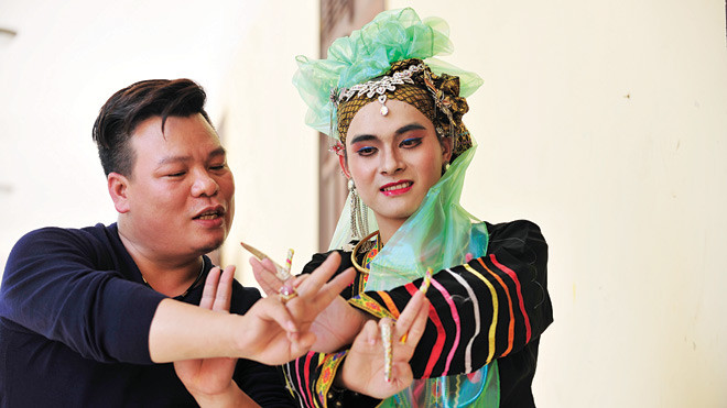 “Cậu Hưng” đang hướng dẫn cho một sinh viên trường ĐH KHXH&NV một số động tác trong hầu đồng.