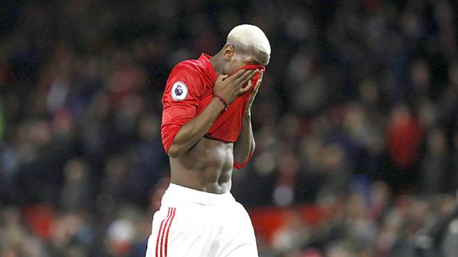 Nỗi thất vọng của Paul Pogba sau khi bỏ lỡ cơ hội ghi bàn trong trận hòa Hull City. Ảnh: PA