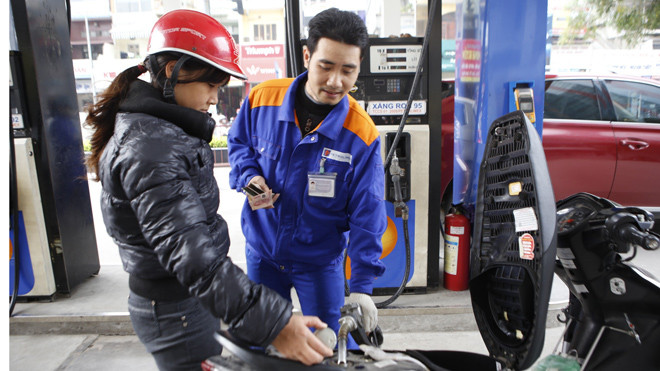 Tăng khung thuế bảo vệ môi trường với xăng dầu được đánh giá là phản cảm. Ảnh: Như Ý