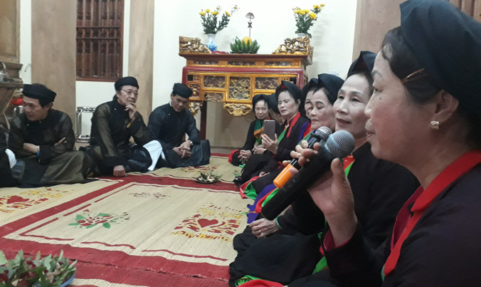 Một canh hát lề lối trong nhà chứa quan họ
