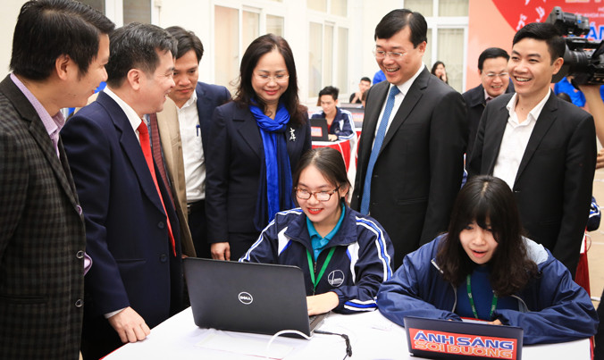 Lãnh đạo các ban của Đảng, T.Ư Đoàn động viên những thí sinh đầu tiên tham dự bảng thi cá nhân trực tuyến