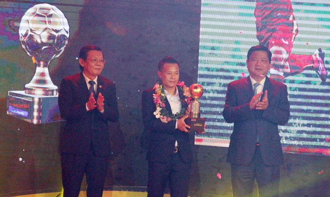 Phạm Thành Lương nhận danh hiệu Quả bóng Vàng Việt Nam năm 2016. Ảnh: T.Vũ