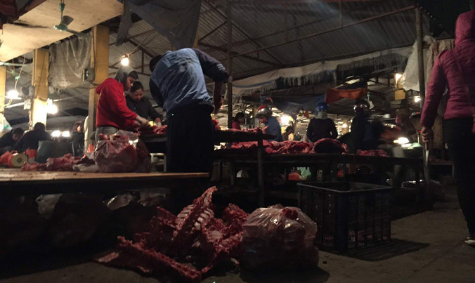 Hoạt động giết mổ tại chợ Hải Bối.