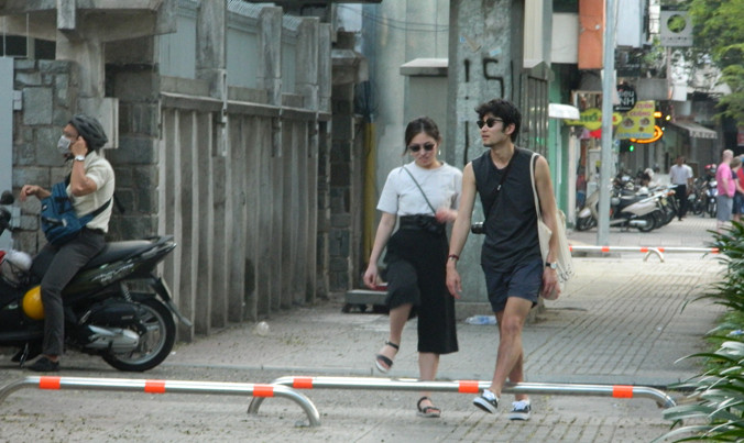 Du khách nước ngoài phải quan sát khi bước qua barie để tránh bị vấp té. Ảnh: Huy Thịnh