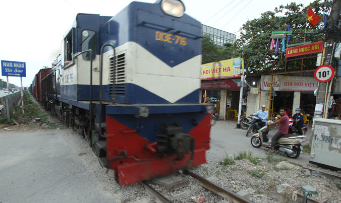 Liên tiếp các vụ tai nạn đường sắt nghiêm trọng xảy ra tại nút giao đường ngang dân sinh không có barie rào chắn. Ảnh: Nguyễn Hoàn