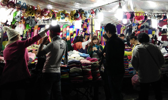 Gian hàng bán đồ len luôn đông khách 