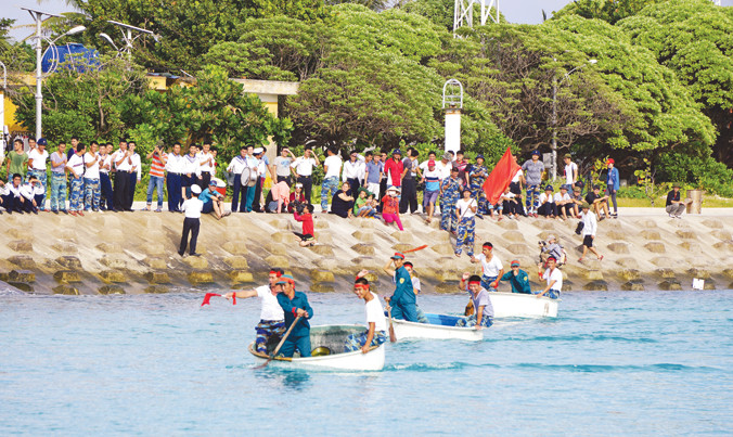 Thi chèo thuyền thúng trong âu tàu Sinh Tồn.