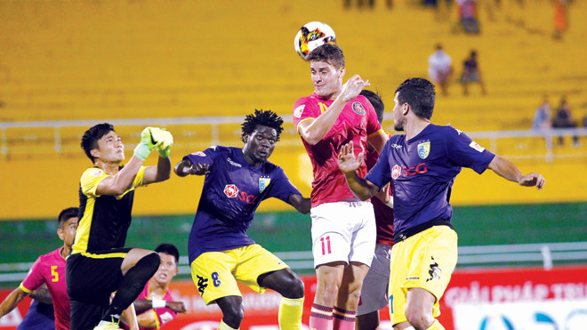 Trận Sài Gòn FC - Hà Nội FC kết thúc với tỷ số 0-0 cùng những khán đài trống trơn sau lưng cầu thủ. Ảnh: Hoàng Triều