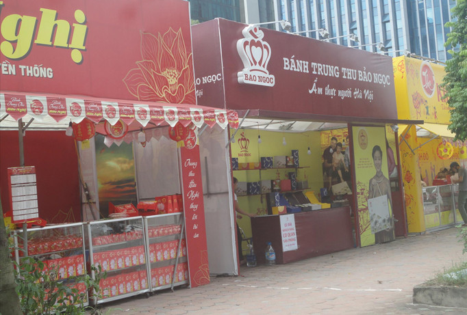 Quầy bánh trung thu chiếm vỉa hè