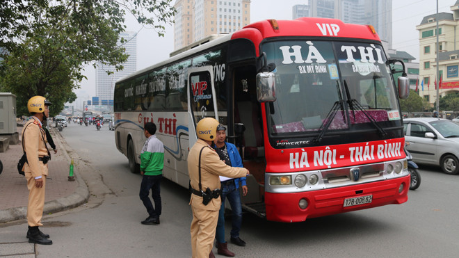 Xe 17B-00862 của nhà xe Hà Thì chạy tuyến Thái Bình nhưng sáng 18/1 đã chở khách vượt tuyến chạy sang đường Phạm Hùng và bị CSGT xử lý. Ảnh: T.Đảng