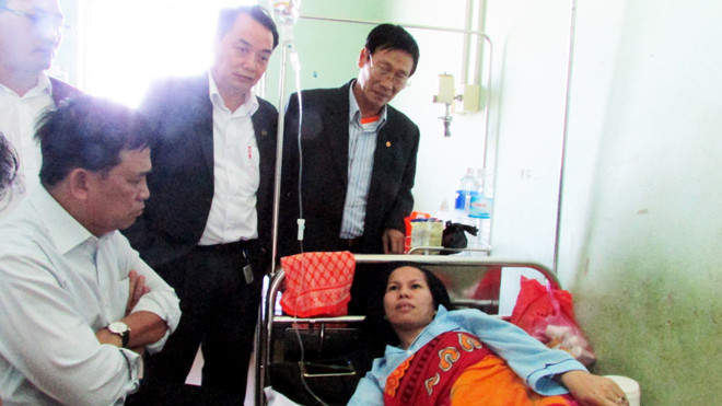 Đại diện Liên đoàn Luật sư làm việc với luật sư Tiết tại Bệnh viện Quân Y 211