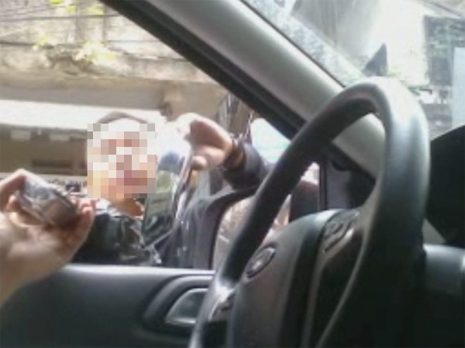 Nhiều người chào mua lô gô ô tô ở phố Đồng Nhân và chợ Trời.