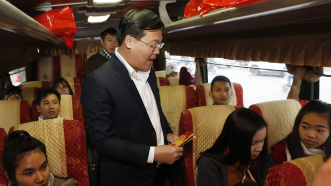 Bí thư thứ nhất T.Ư Đoàn Lê Quốc Phong trao tặng phong bao lì xì, chúc các bạn sinh viên nghèo đón Tết đoàn viên bên gia đình. Ảnh: Vương Bảo Anh