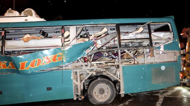 Chiếc xe khách bị hư hỏng nặng sau vụ nổ.