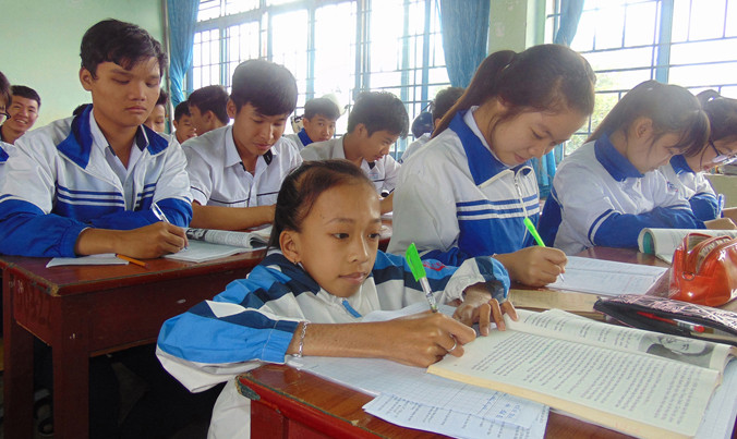 Hoài (mép bàn đầu) rất chăm học