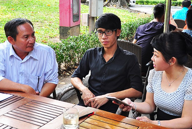 Bố con Thiện trao đổi với báo chí